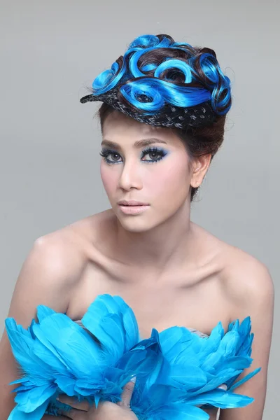 Elegante Mode brünette Thailänderin posiert mit kreativer Chignon-Frisur — Stockfoto