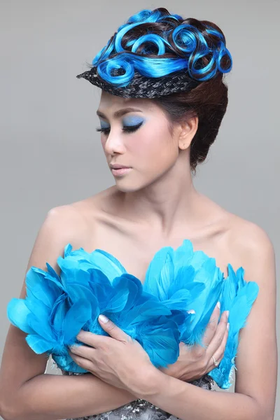 Elegante Mode brünette Thailänderin posiert mit kreativer Chignon-Frisur — Stockfoto