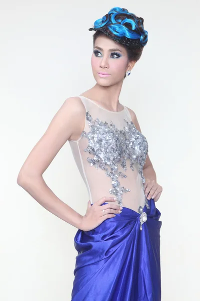 Elegant fashion brunette Thai woman posing with creative chignon hair-style — Stock Photo, Image