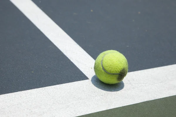 Palla da tennis che colpisce la rete — Foto Stock