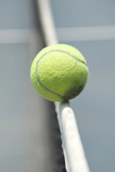 Bola de tênis atingindo a rede — Fotografia de Stock