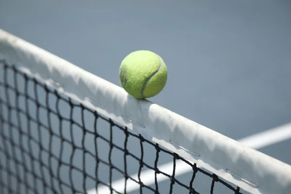 Palla da tennis che colpisce la rete Immagine Stock