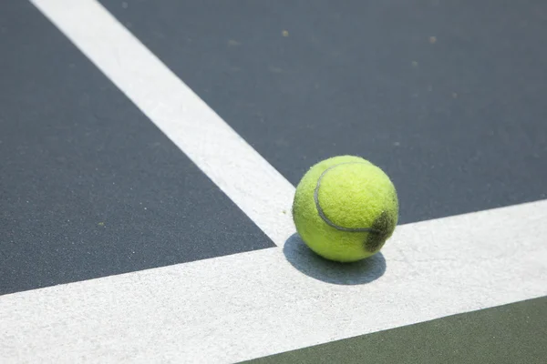 Bola de tênis atingindo a rede — Fotografia de Stock