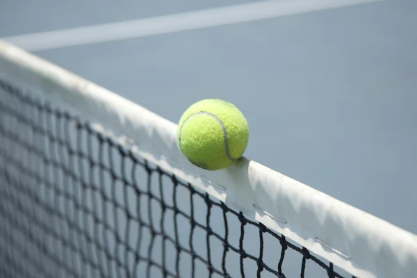Palla da tennis che colpisce la rete — Foto Stock