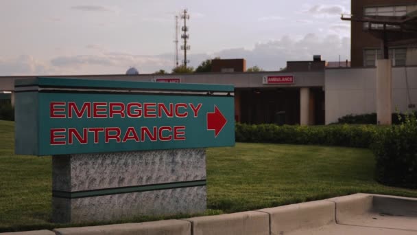 Екстрений вхідний знак лікарні зовнішній вигляд — стокове відео
