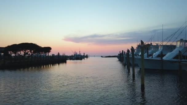 Sonnenuntergang auf Hochseefischerbooten im Yachthafen in 4k — Stockvideo