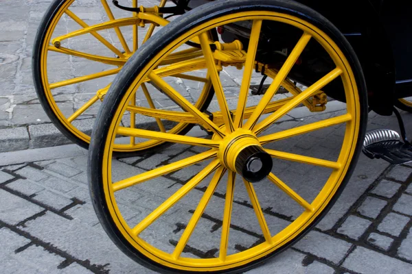 Turuncu tekerlek üzerinden geleneksel at arabası