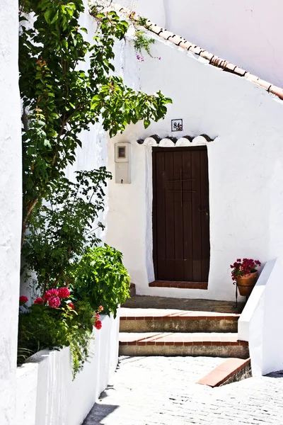 Casa típica de pueblo andaluz blanco Imagen de archivo