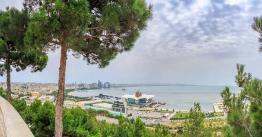 Bakü, Azerbaycan. Bakü 'nün Panorama manzarası Azerbaycan' ın başkenti Bakü 'deki Upland Park' tan görülüyor..