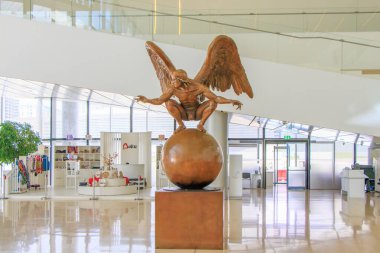 Bakü, Azerbaycan. Azerbaycan 'ın Bakü kentindeki Heydar Aliyev Merkezi' ndeki sanat eserlerinin iç görünümü. Dünyanın üzerinde duran kanatlı bir insan figürü..