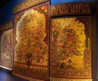 Bakü, Azerbaycan. Bakü 'deki önemli bir modern bina olan Heydar Aliyev Kültür Merkezi' nin içinden halı galerisi manzarası.