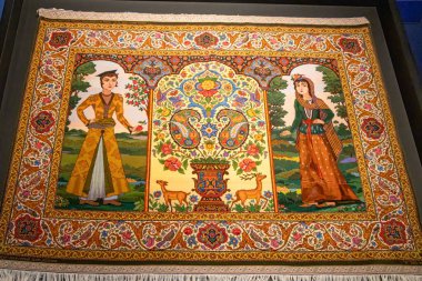 Bakü, Azerbaycan. Bakü 'deki önemli bir modern bina olan Heydar Aliyev Kültür Merkezi' nin içinden halı galerisi manzarası.