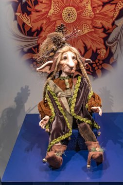 Bakü, Azerbaycan. Heydar Aliyev Merkezi 'nde oyuncak bebek sergisi. Sanat Oyuncak Bebek sergisinde çeşitli uluslararası sanatçılardan eşsiz, el yapımı bebekler ve kukla benzeri figürler yer alıyor..