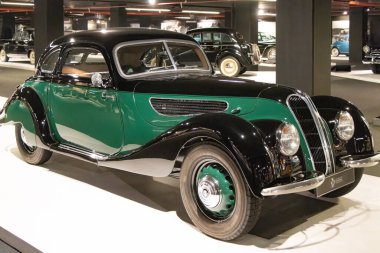 Bakü, Azerbaycan. Heydar Aliyev Center, Heydar Aliyev Center 'da eski model arabalar sergisi 2014 yılında Tasarım Müzesi Yılın Tasarımları Ödülü' nü kazandı..