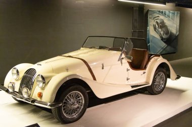 Bakü, Azerbaycan. Heydar Aliyev Center, Heydar Aliyev Center 'da eski model arabalar sergisi 2014 yılında Tasarım Müzesi Yılın Tasarımları Ödülü' nü kazandı..