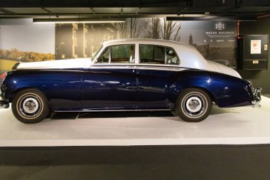 Bakü, Azerbaycan. Heydar Aliyev Center, Heydar Aliyev Center 'da eski model arabalar sergisi 2014 yılında Tasarım Müzesi Yılın Tasarımları Ödülü' nü kazandı..