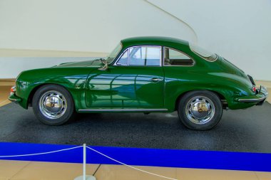 Bakü, Azerbaycan. Heydar Aliyev Center, Heydar Aliyev Center 'da eski model arabalar sergisi 2014 yılında Tasarım Müzesi Yılın Tasarımları Ödülü' nü kazandı..