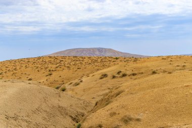 Gobustan. Azerbaycan. Azerbaycan 'daki ünlü çamur volkanları. Azerbaycan jeolojik harikalar ülkesidir ve dünyadaki çamur volkanlarının neredeyse üçte birine ev sahipliği yapar..