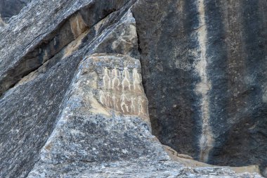 Gobustan Ulusal Parkı. Azerbaycan. İlkel insanların dansını. Gobustan Ulusal Parkı 'nda antik kaya oymacılığı. Gobustan petroglifleri UNESCO tarafından Dünya Mirası olarak listelendi.