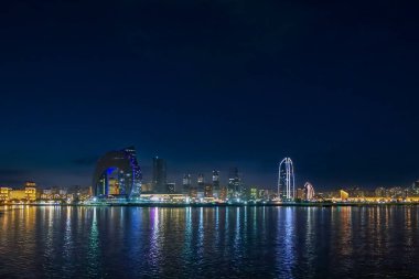 Bakü, Azerbaycan. Bakü 'nün Gece Manzarası. Bakü şehrinin Gece Bina Manzarası. Panoramik. Gece Parlak Işıklar.