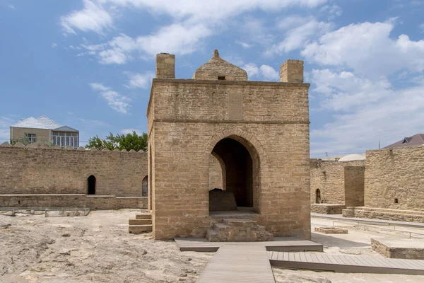 Bakü, Azerbaycan. Ateshgah, Azerbaycan 'da, Bakü' nün merkezine yakın Absheron Yarımadası 'nda bir ateş tapınağı..
