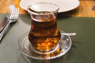 Bakü, Azerbaycan. Armudu çay bardağında Azerbaycan siyah çayı. Bakü ve Doğu geleneklerinin atmosferi. Doğu mutfağı. Kafkasya kafesinde rahat bir atmosfer var..
