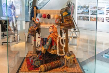 Bakü, Azerbaycan. Bakü 'deki Azerbaycan halı müzesi. Halı tasarımı arka planı. Bakü Halı Müzesi 'ndeki dekoratif halı sergisi..