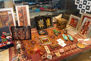 Bakü, Azerbaycan. Bakü 'deki Azerbaycan halı müzesi. Halı tasarımı arka planı. Bakü Halı Müzesi 'ndeki dekoratif halı sergisi..