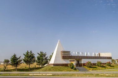 Khirdalan (ayrıca Xirdalan veya Khyrdalan olarak da bilinir), Başkent Bakü 'ye çok yakın bir şehir ve Absheron Bölgesi' nin idari başkentidir..