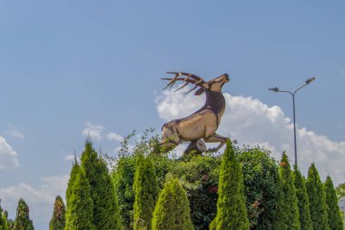 Gusar. Azerbaycan. Gusar, Azerbaycan 'daki Geyik Heykeli. Geyik genellikle Shahdag Milli Parkı yakınlarındaki Gusar bölgesinin doğal güzelliği ve dağlık manzarasıyla ilişkilendirilir.