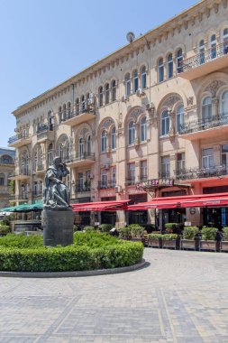 Bakü, Azerbaycan. Bakü şehir merkezindeki Azerbaycan şairi Khurshidbanu Natavan 'ın (1832-1897) anıtı. Heykeltıraş Omar Eldarov 'un anıtı 1960 yılında açıldı..