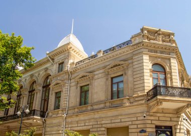 Bakü, Azerbaycan. Zarifa Aliyeva Caddesi, Azerbaycan 'ın başkenti Bakü' de yer alan önemli bir caddedir. Şehir merkezinin önemli bir sokağıdır. Büyük simgelere yakınlığıyla bilinir..