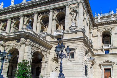 Budapeşte, Macaristan. Günbatımında Macar Kraliyet Opera Salonu mimarın başyapıtlarından biri ve Avrupa 'nın en güzellerinden biri olarak kabul edilir..