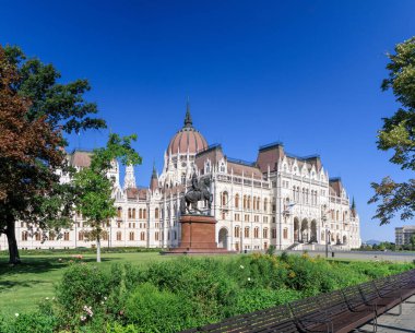 Budapeşte, Macaristan. Güneşli bir günde Ferenc Rakoczi II heykeliyle Budapeşte 'deki Macar Parlamentosu.