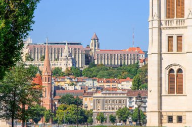 Budapeşte, Macaristan. Budapeşte 'nin güzel manzarası balıkçı kalesi, Matthias Kilisesi, Saint Anne Parish ve Macaristan, Buda' da bulunan Kalvinist kilise..