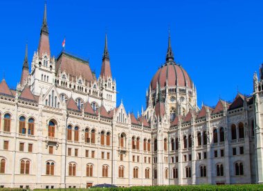 Budapeşte, Macaristan. Budapeşte Parlamentosu Macaristan 'ın en ikonik binasıdır. Şu anda dünyanın en büyük üçüncü parlamento binası konumunda bulunuyor..