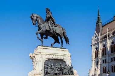 Leopold Kasabası Budapeşte Macaristan. Macaristan Parlamentosu Ulusal Meclisi önünde Gyula Andrassy Binicilik Heykeli.