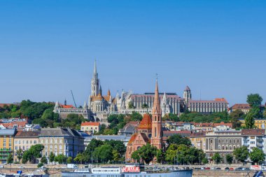 Budapeşte, Macaristan. Güneşli bir günde kıyıdan yükselen tarihi ve ünlü anıtlarla Tuna Nehri üzerindeki Budapeşte şehri manzarası. Şehrin güzel simgeleri.