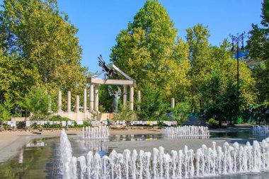 BÜYÜK, AÇIK. Macaristan, Budapeşte 'deki Alman İşgali Mağdurları Anıtı, 2. Dünya Savaşı sırasında acı çekenlere dokunaklı bir övgü..
