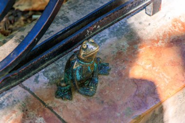 Budapeşte, Macaristan. Kurbağa Kermit 'in bronz heykeli. Remark 'tan kurbağa bacaklarına, bir Macar lezzeti. Ukraynalı sanatçı Mikhail Kolodko.