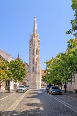 Budapeşte, Macaristan. Matthias Kilisesi, Macaristan Budapeşte 'de bulunan Roma Katolik Kilisesi, Balıkçı Kalesi' nin önünde..