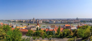 Budapeşte, Macaristan. Budapeşte 'nin sol yakasında Tuna Nehri ve ortada Macaristan Parlamento Binası ile Castle Hill manzarası.