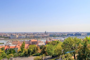 Budapeşte, Macaristan. Budapeşte 'nin sol yakasında Tuna Nehri ve ortada Macaristan Parlamento Binası ile Castle Hill manzarası.