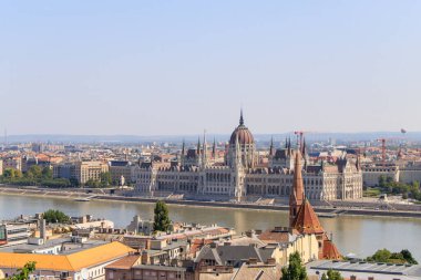 Budapeşte, Macaristan. Budapeşte 'nin sol yakasında Tuna Nehri ve ortada Macaristan Parlamento Binası ile Castle Hill manzarası.