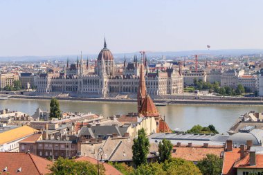 Budapeşte, Macaristan. Budapeşte 'nin sol yakasında Tuna Nehri ve ortada Macaristan Parlamento Binası ile Castle Hill manzarası.