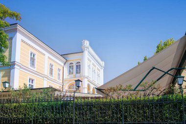 Balatonfured, Macaristan 'daki Astoria Oteli. Bina ilk olarak 1868 'de Dori ailesinin yazlık evi olarak inşa edildi..