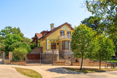 Balatonfued, Macaristan. Csokonai Caddesi Balatonfured 'in merkez caddelerinden biridir ve Balaton Gölü' nün kuzey kıyısında yer almaktadır. Mükemmel konumu nedeniyle özellikle popülerdir..