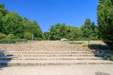 BALATONFURED, HUNGARY. Macaristan 'ın ünlü tatil yeri olan Balaton Gölü kıyısındaki Balatonfured kasabasının gezinti güvertesinde. Önplanda bir sürü çiçek var..