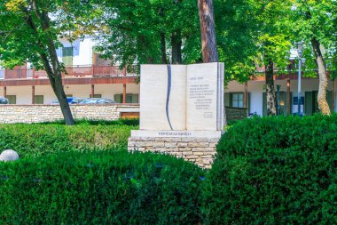 BALATONFURED, HUNGARY. Bu anıt Balatonfured, Macaristan 'da yer almaktadır ve Açık Kitap Anıtı veya Tortenholmy Tarihi Anıt Parkı olarak bilinir..