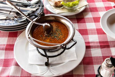Balaton bölgesi. Macaristan. Kazanda bulunan balıkçı çorbası ya da halaszle, kırmızı biber bazlı sıcak bir balık çorbası. Macar mutfağından bir halk ürünü, sıcak kırmızı biberli, parlak kırmızı bir yemektir.